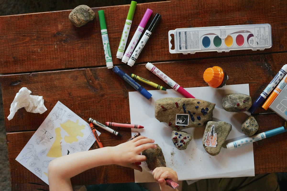 Kinder spielen gemeinsam und schließen Freundschaften