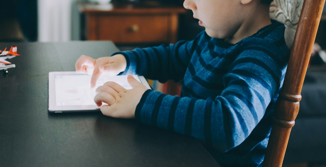 Kind nutzt Tablet in Trennungssituation